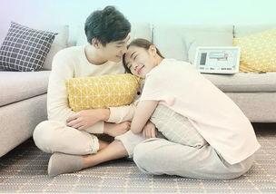 妻子在家吃瓜,妻子在家悠闲吃瓜的温馨时光